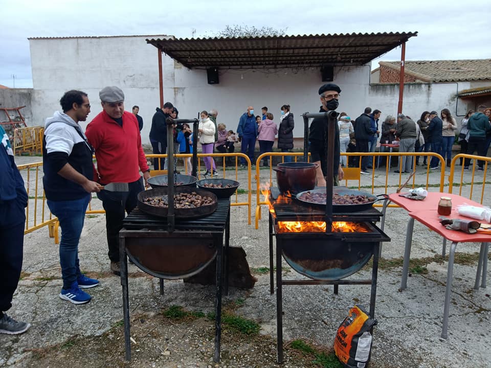 Salmoral organizaba una nueva edición de la fiesta del Magosto. Asociación vecinos y amigos de Salmoral