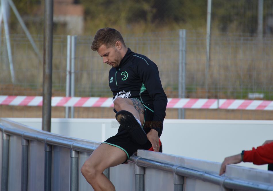 Mandi Sosa sale del terreno de juego / Carlos Cuervo