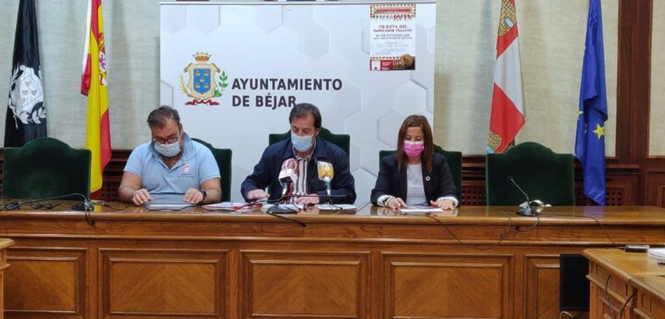 José María Muñoz, concejal de Turismo del Ayuntamiento de Béjar; Patricia Valle, alcaldesa de Hervás (Cáceres) y José Antonio Sánchez, técnico de Baños de Montemayor (Cáceres), en la presentación de la ruta