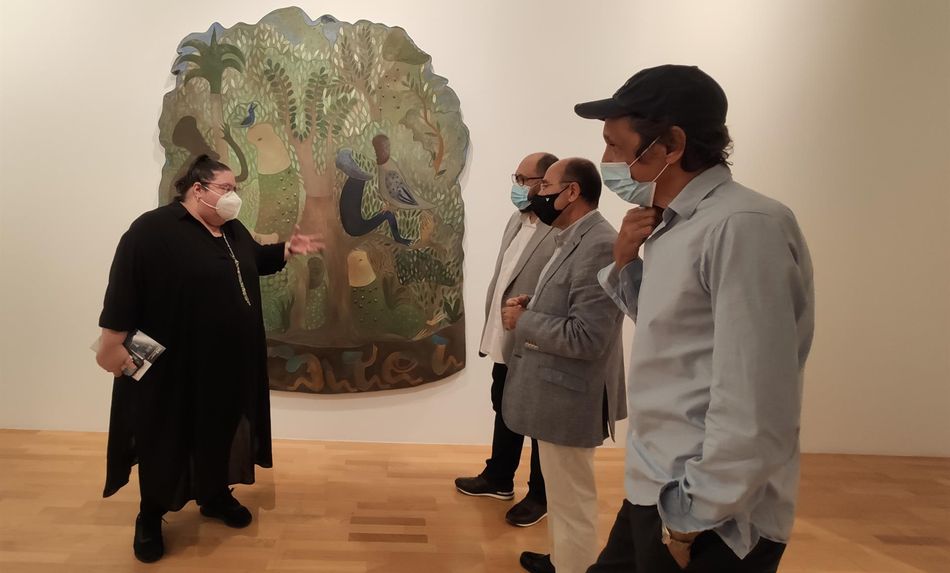 Responsables de la exposición Cantos de Griot delante de una de las obras expuestas en el DA2 de Salamanca. Foto EP