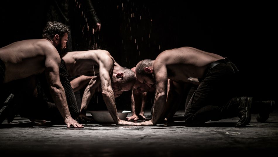 Esta versión del Macbeth de Shakespeare está interpretada sólo por hombres