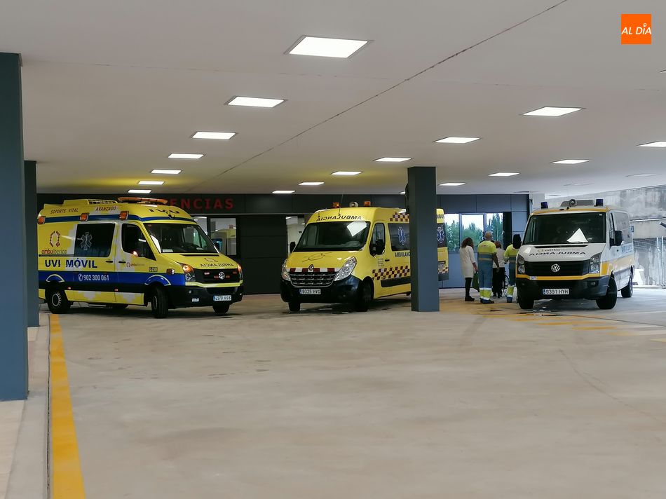 Ambulancias en la entrada de Urgencias del nuevo Hospital