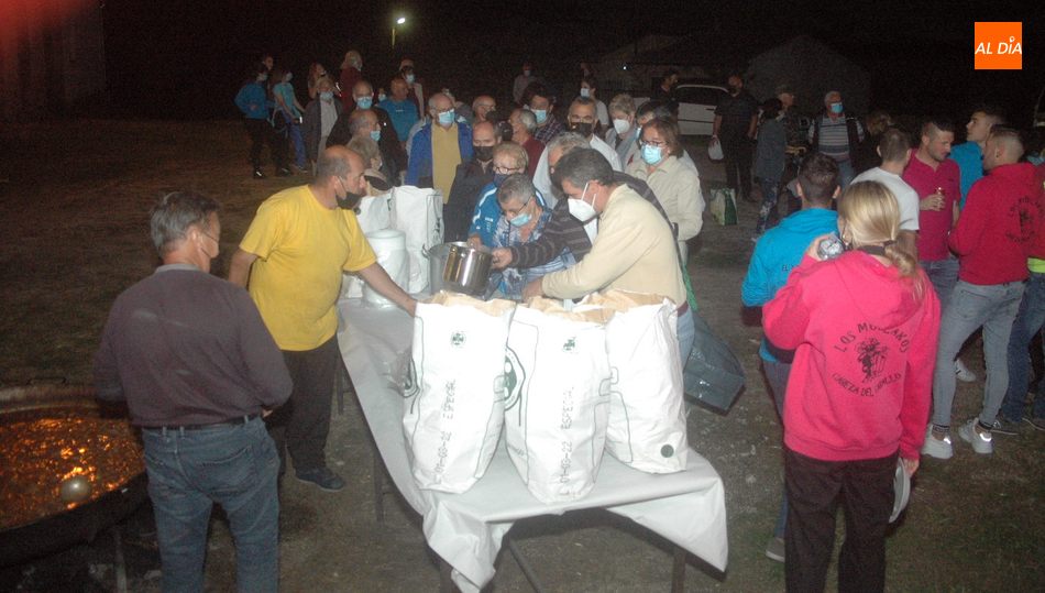 El reparto del menú se hizo en táper y cada cual eligió dónde degustarlo / FOTOS: SILVESTRE