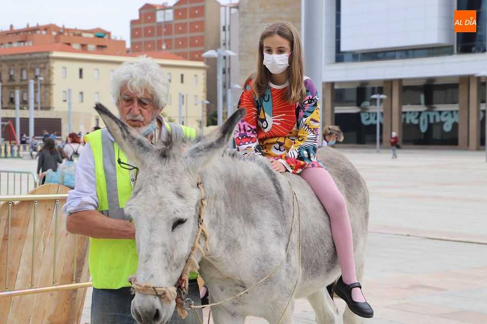 El público pudo conocer de primera mano el modo de vida arriero con los tradicionales carros y burros - Fotos: Lydia González