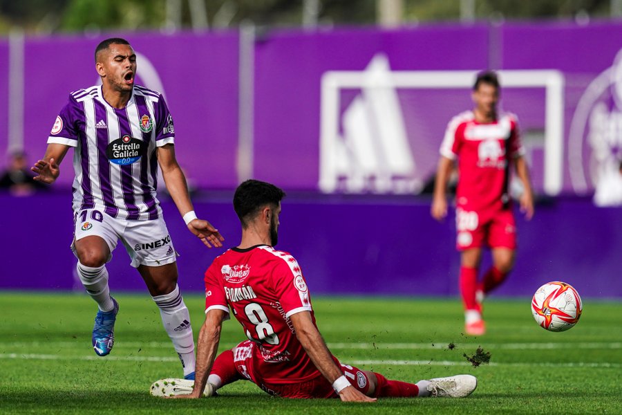 Fer Román va al suelo ante Moha / Real Valladolid Cantera