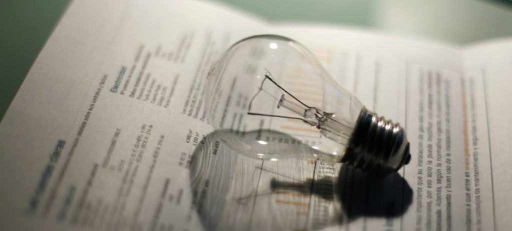 El precio de la luz bajará este domingo un 35,7% y marcará el menor nivel desde agosto, 111,60 euros/MWh