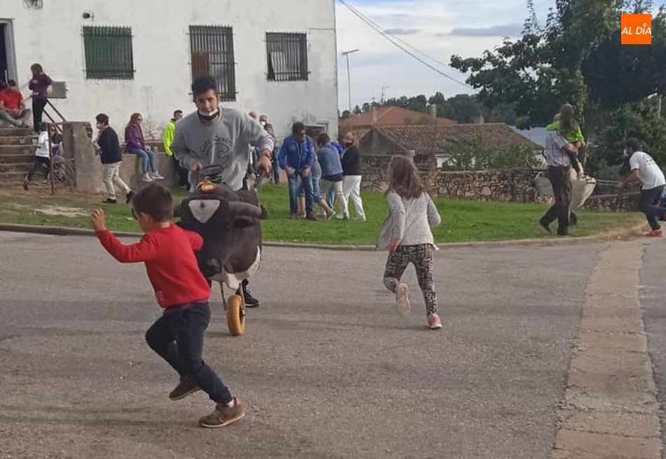 Además de los juegos de madera, los más pequeños se divertirán con el encierro de carretones y las clases de toreo