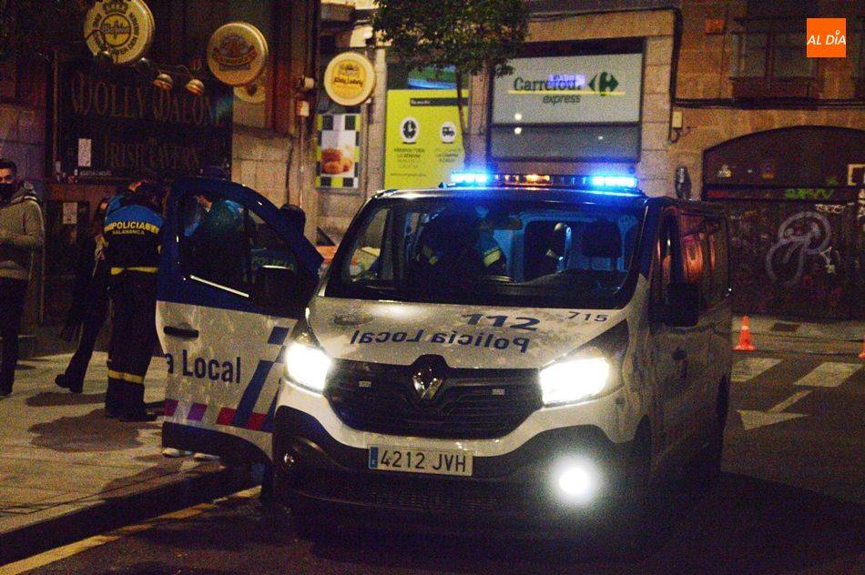 Furgón policial en vigilancia del centro de la ciudad - Archivo