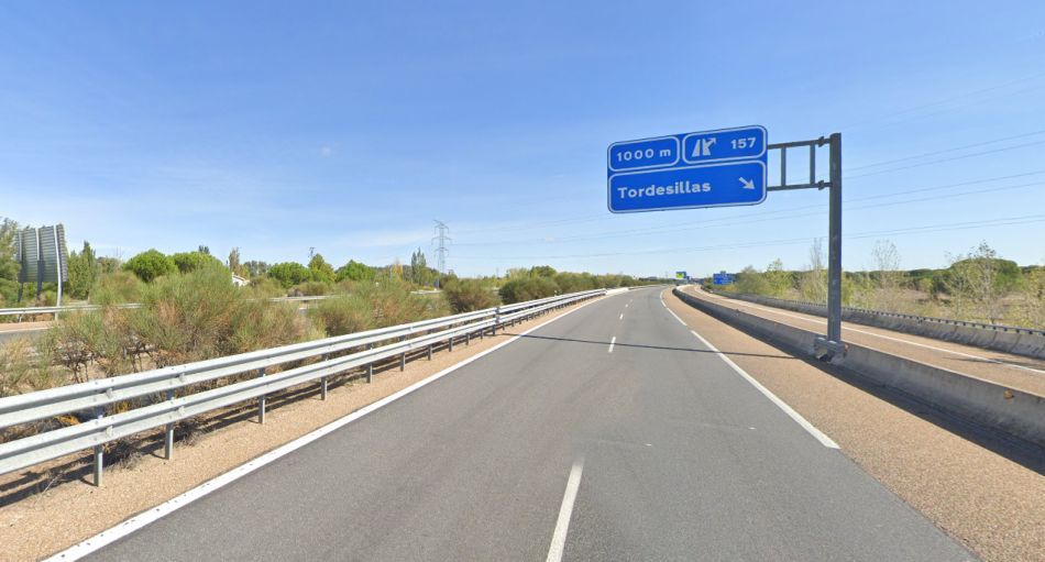 Tres heridos tras impactar un kamikaze ebrio con un turismo y un camión en la A-62 en Valladolid