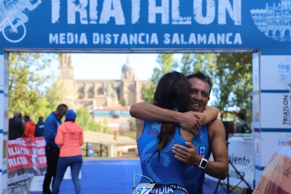Abrazos al cruzar la línea de meta / Lydia González