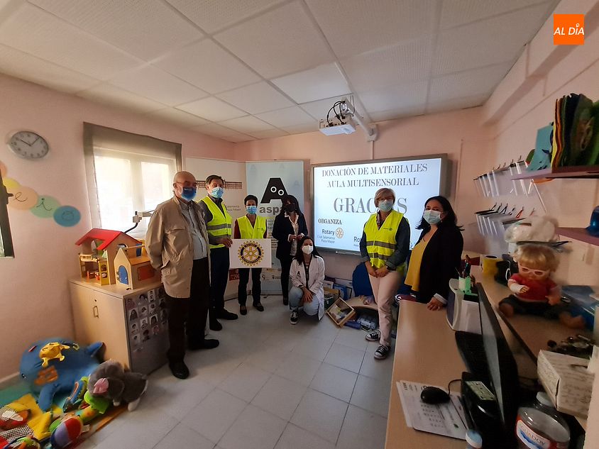 Entrega de material solidario - Club Rotario Salamanca Plaza Mayor
