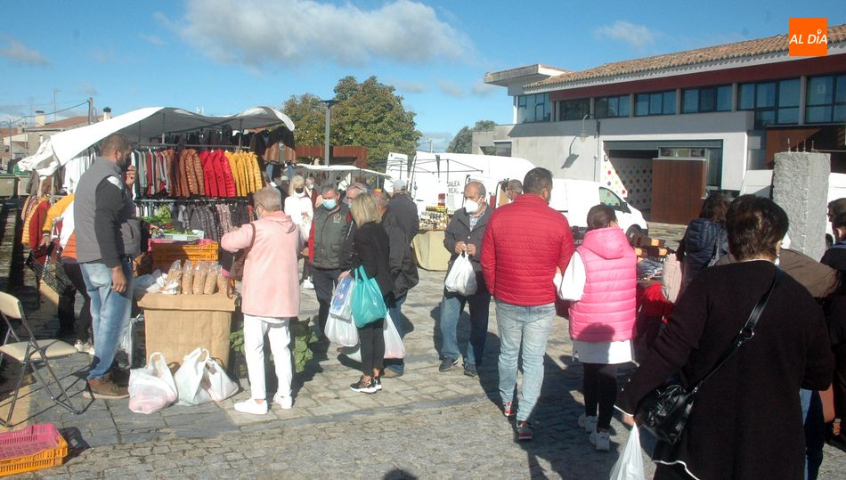 Buena afluencia de públicoen el mercsadillo de Trabanca / FOTOS: SILVESTRE