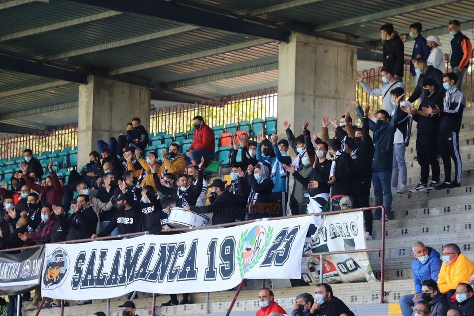 Hinchas del Salamanca UDS en la grada de animación / Lydia González