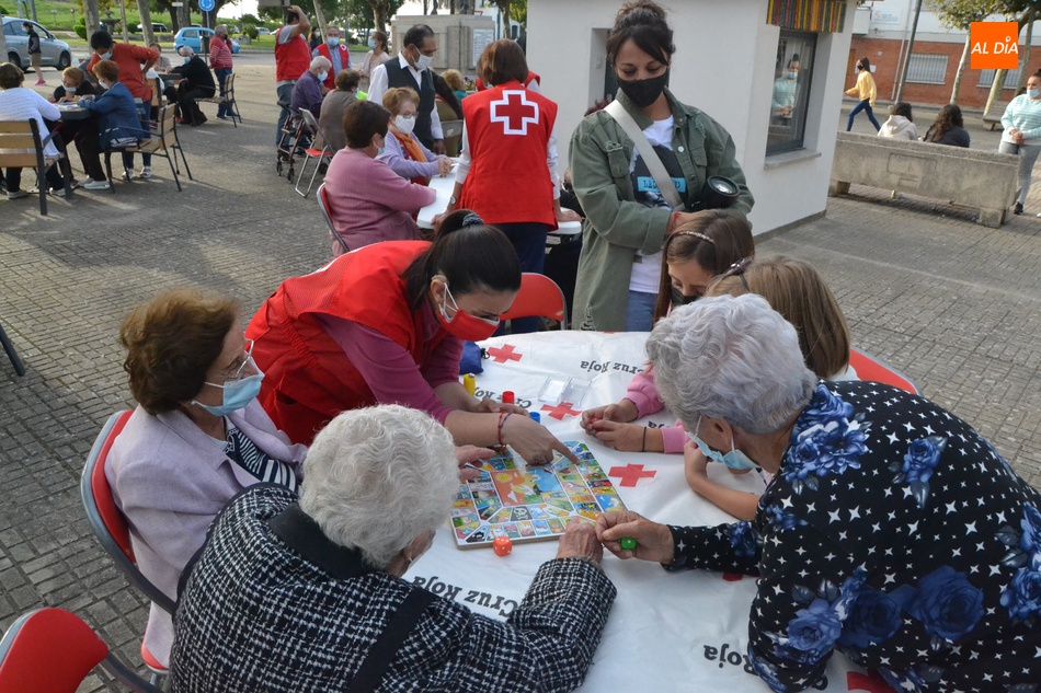 Mayores participando en una actividad de Cruz Roja - Archivo