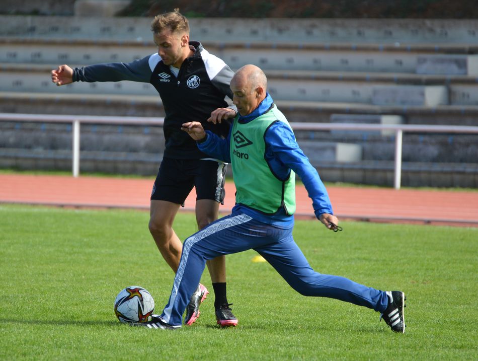 Calderón intenta robar un balón a Carmona / Carlos Cuervo