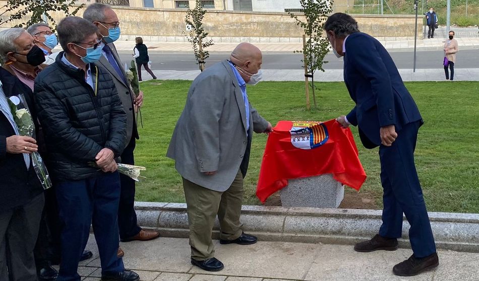 Estreno del monolito que recuerda a los mayores fallecidos por la pandemia en Salamanca