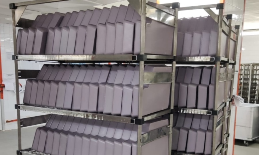 Bandejas recogidas en una de las cocinas del Clínico