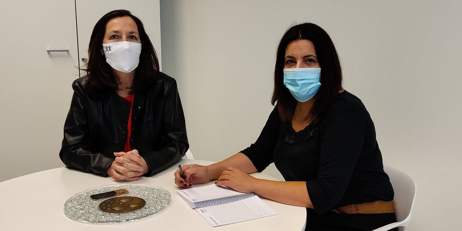 Silvia González, concejala de Salud, en la firma del convenio con ASCOL