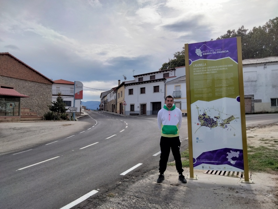 Foto 2 - El Cerro, Lagunilla y Valdelageve instalan la señalización turística de la Ruta del Vino de la Sierra de Francia   