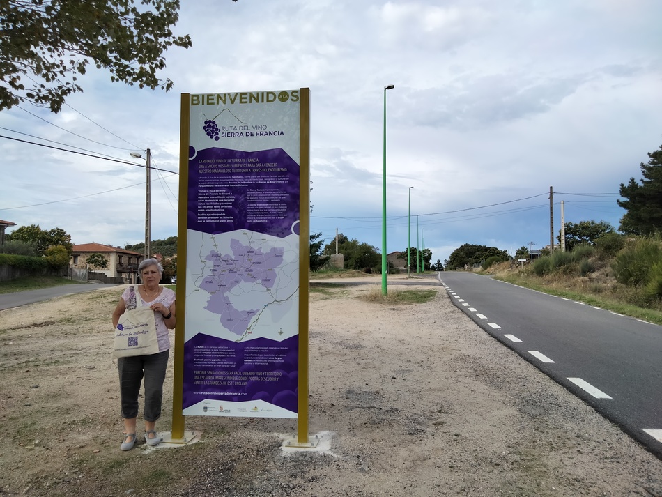 Foto 3 - El Cerro, Lagunilla y Valdelageve instalan la señalización turística de la Ruta del Vino de la Sierra de Francia   