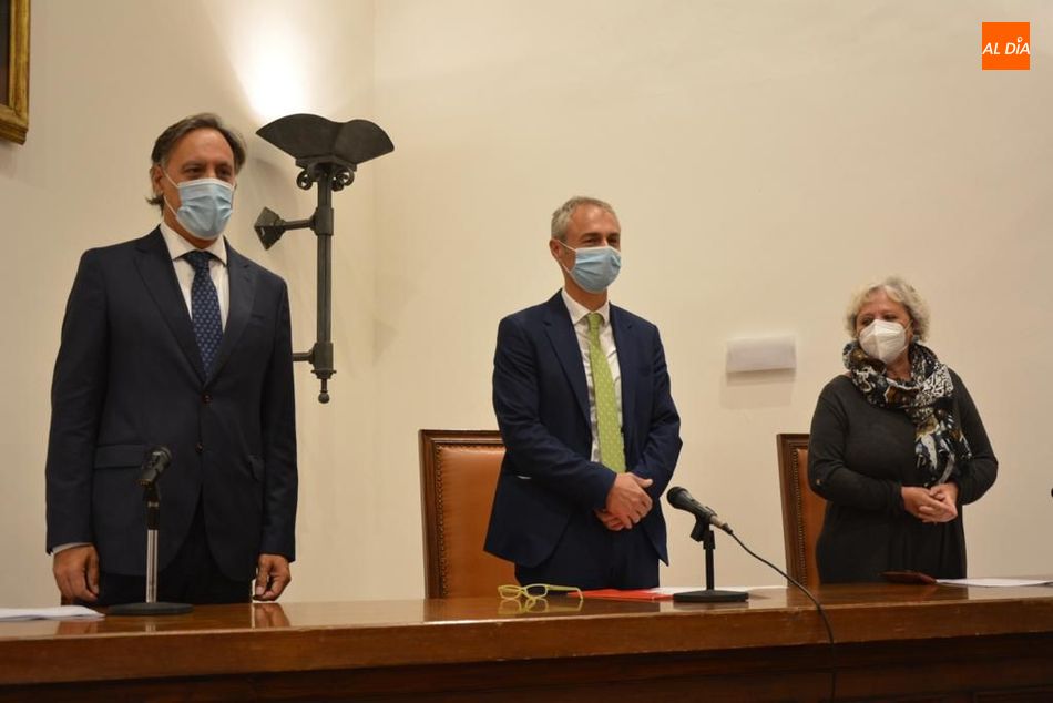 Presentación de este foro, en el Aula Salinas, con el alcalde de Salamanca, Carlos García Carbayo, el rector de la Universidad de Salamanca, Ricardo Rivero, y la subdelegada del Gobierno en Salamanca, Encarnación Pérez. Foto de Vanesa Martins