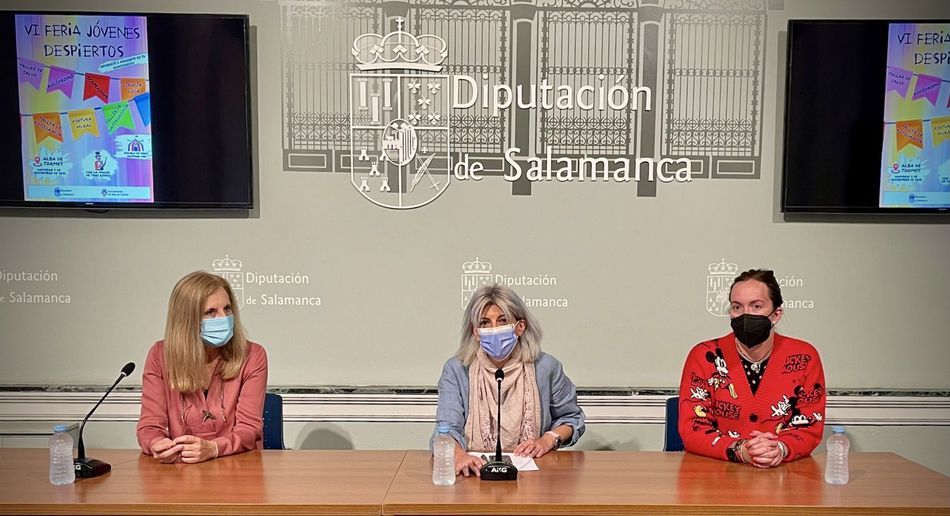 La diputada de Bienestar Social, Eva Picado, junto con la alcaldesa de Alba de Tormes, Concepción Miguélez, en la presentación de la VI Feria Jóvenes Despiertos