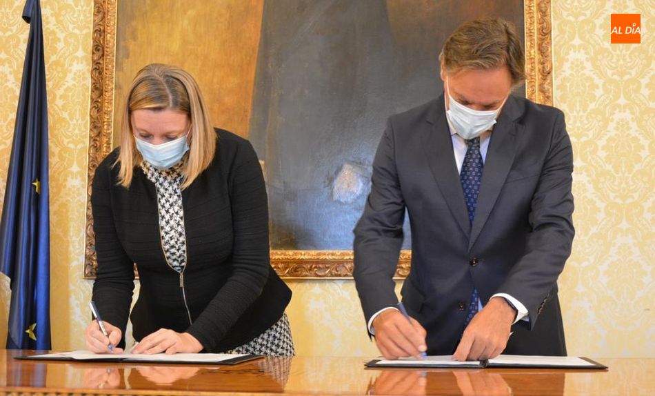 El alcalde, Carlos García Carbayo, y la consejera de Familia e Igualdad de Oportunidades, Isabel Blanco, firman un convenio de colaboración para la ejecución de proyectos con cargo a los fondos europeos. Foto de Vanesa Martins