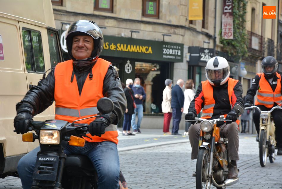 Algunos de los participantes de la segunda edición del Raid Solidario en Ciclomotor Clásico, en la plaza de los Bandos. Foto de Vanesa Martins