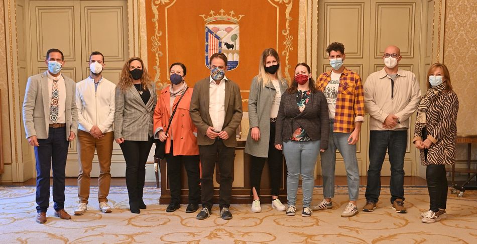El concejal de Turismo, Fernando Castaño, junto a los ganadores del concurso de FEDELE