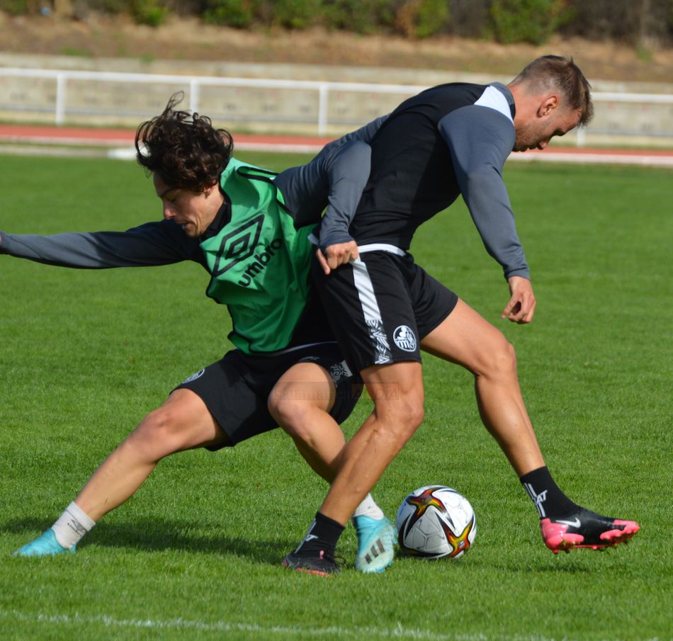 Bermejo lucha por un balón con Carmona / Carlos Cuervo