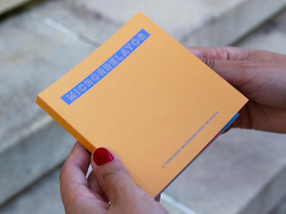 Libro de microrrelatos escritos por los clientes de Gadis