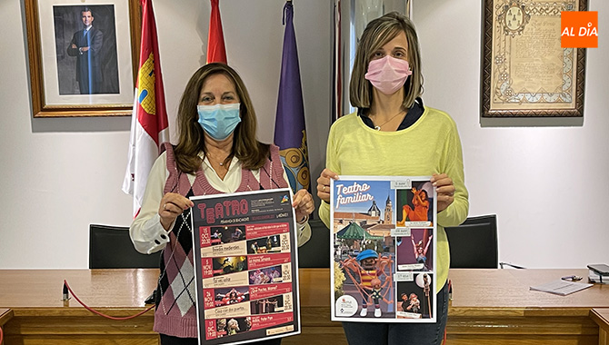 La alcaldesa de Peñaranda, Carmen Ávila, y la concejal de Cultura, Fátima Manzano, presentaban el semestre teatral en Peñaranda