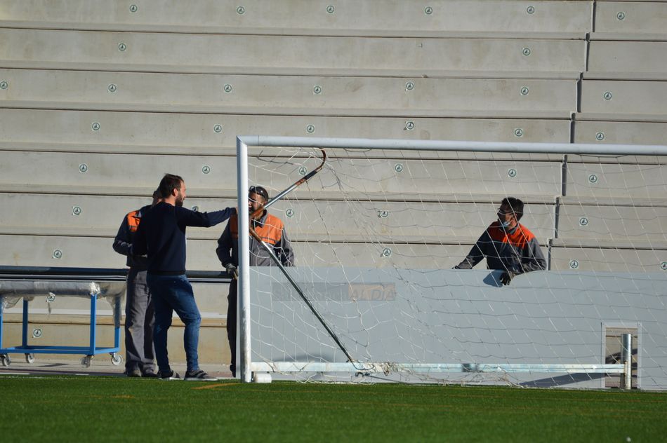 Operarios, con las vallas / Carlos Cuervo