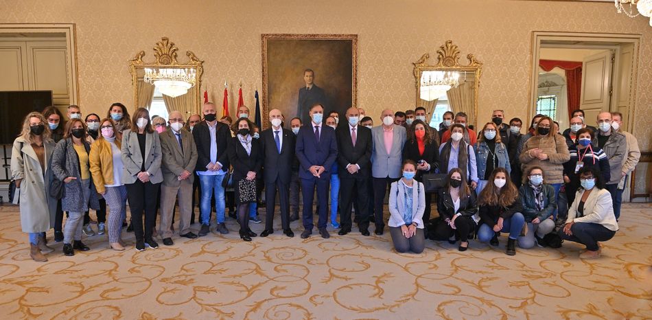 El alcalde de Salamanca, Carlos García Carbayo, junto a representantes de la Asociación de Familiares y Personas con Enfermedad Mental (AFEMC) Salud Mental Salamanca