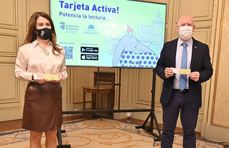 Los concejales de Cultura y Promoción Económica, María Victoria Bermejo y Juan José Sánchez, en el Ayuntamiento