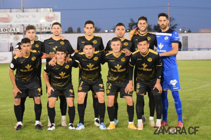 Juanan (arriba a la izquierda), en el once / Zamora CF