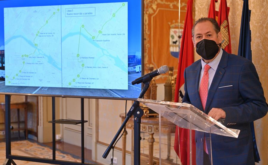 El concejal de Tráfico y Transportes, Fernando Carabias, en la presentación de estos recorridos del bus urbano