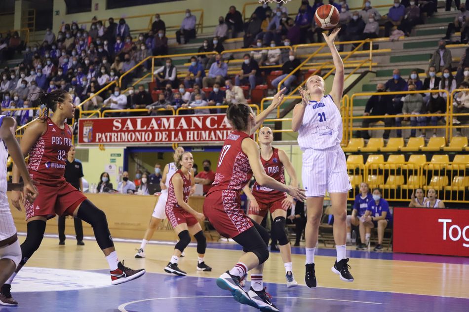 Emese Hof realiza un tiro en suspensión / Lydia González