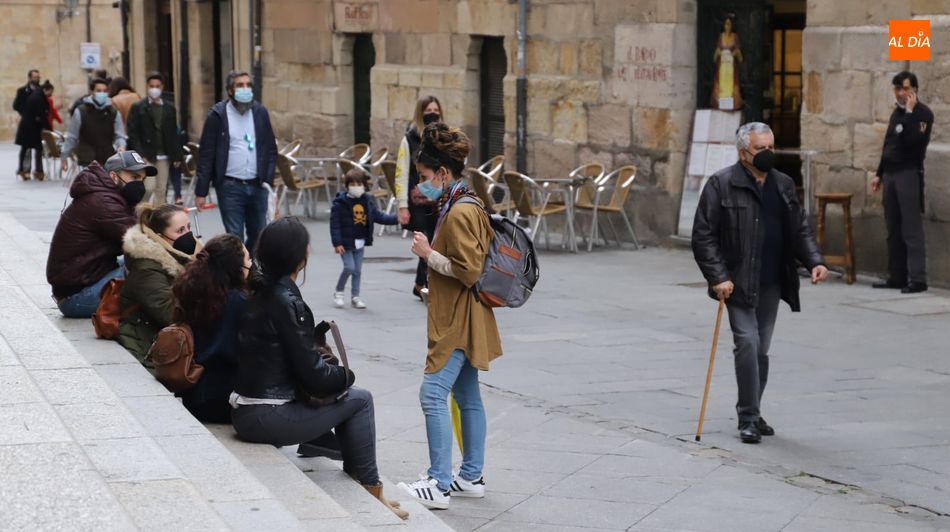 Varios grupos de personas en el centro de Salamanca
