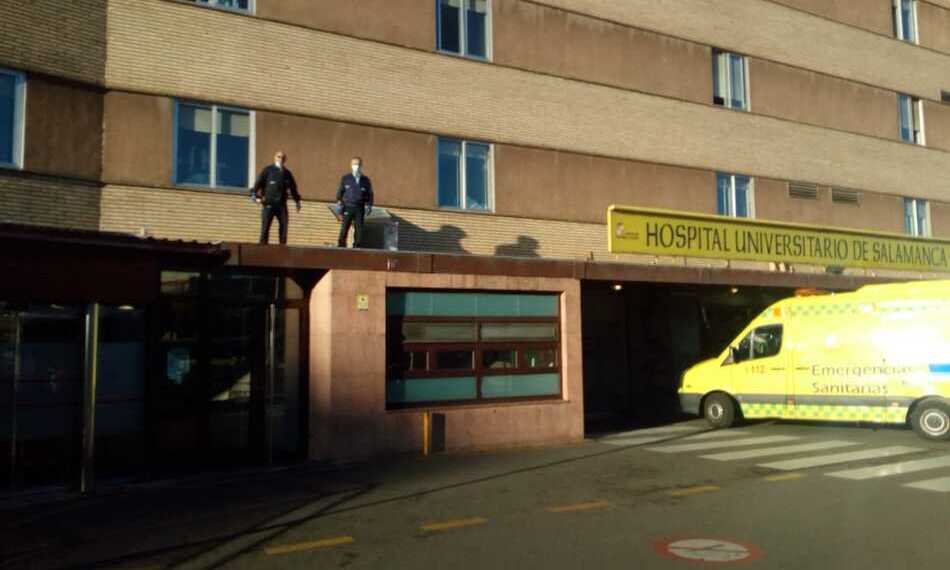 Trabajadores de Mantenimiento retirando los carteles