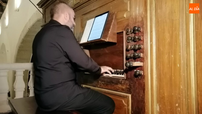 El organista Juan de la Rubia ofrecía un concierto con el órgano histórico de la iglesia de Palaciosrubios