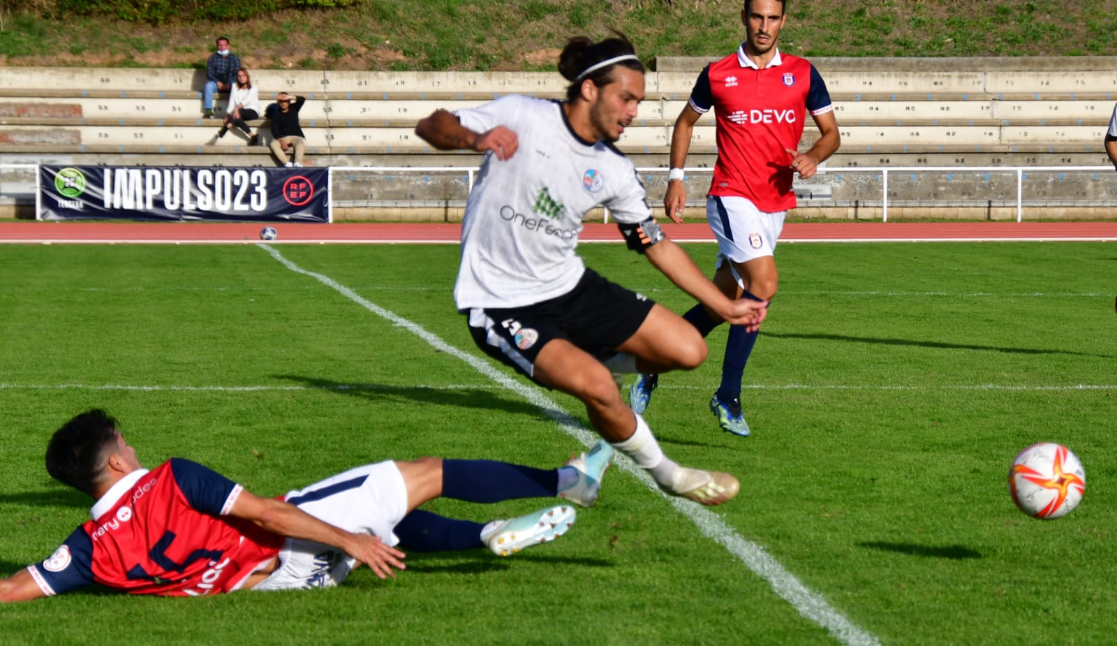 Willy salta por encima de un rival