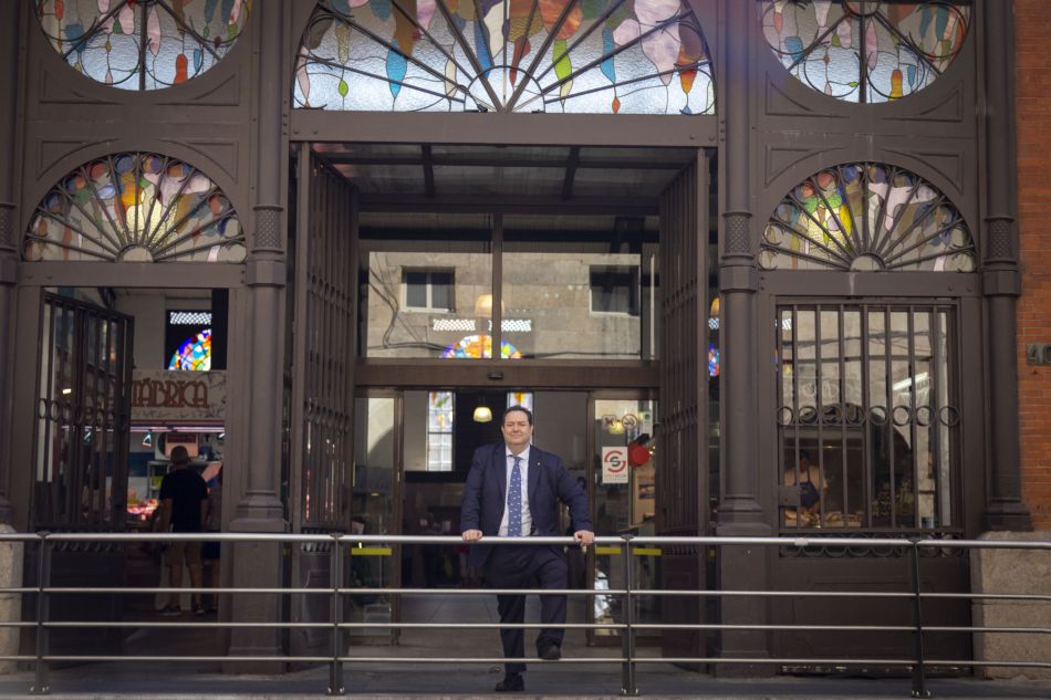 Benjamín Crespo, presidente de AESCO y la Cámara de Comercio, frente al Mercado Central - AESCO