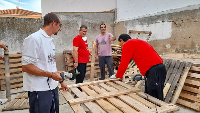 La asociación Villoruela se Mueve, tiene en marcha la creación de su gran árbol de navidad con materiales reciclados