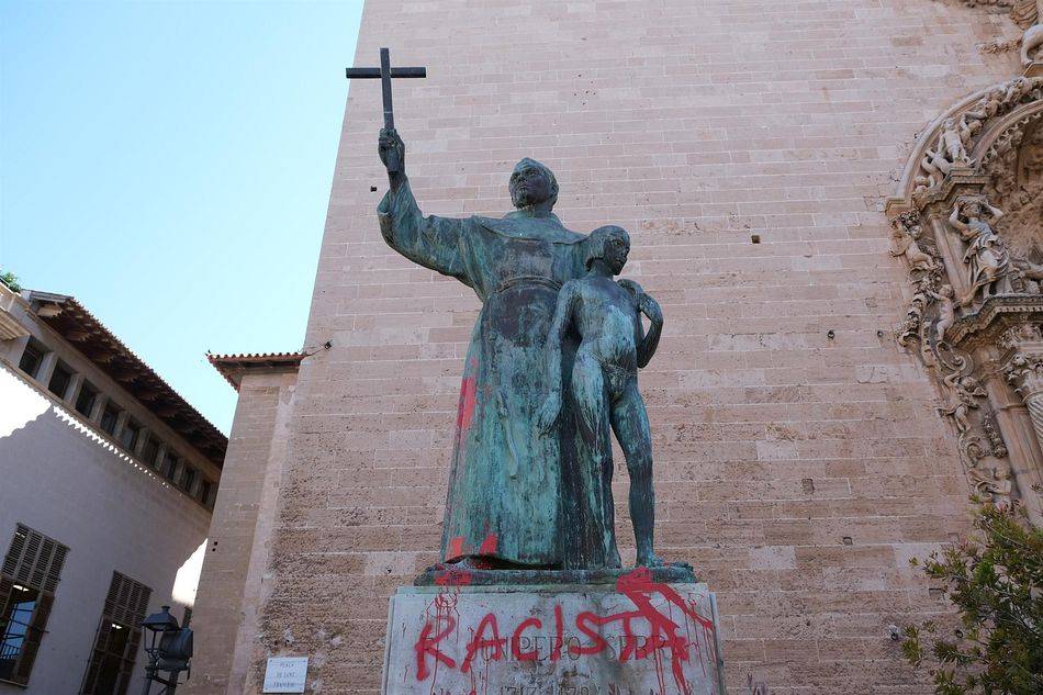 Pintada crítica con el colonialismo en una estatua  - Archivo