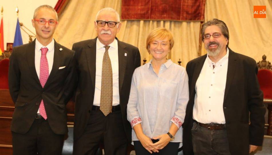 El rector, Ricardo Rivero, junto a Juanjo Cardenal (locutor), Ana Chaguaceda (directora de la Casa Museo Unamuno) y Luis García Jambrina (escritor) en el Paraninfo, en un acto anterior dedicado a Unamuno. Foto de Alberto Martín