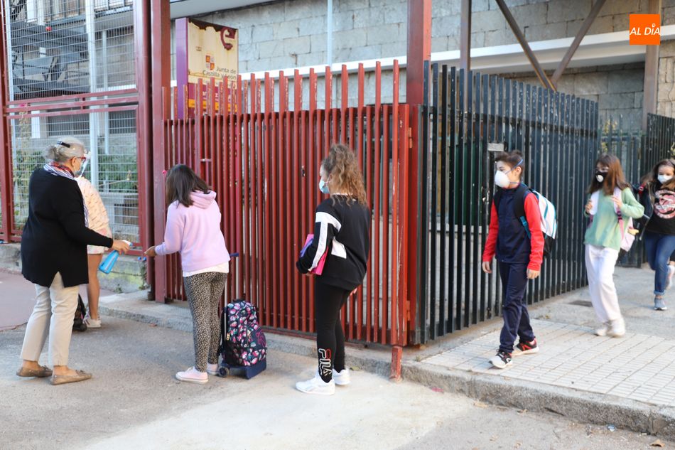 Escolares con mascarilla a la entrada de un colegio salmantino - Archivo