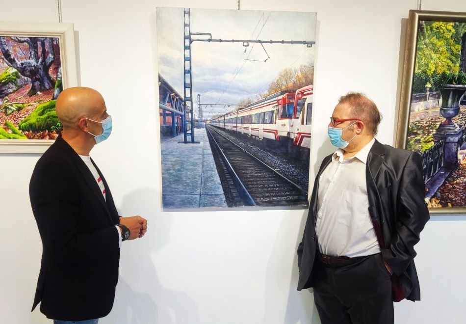 El concejal de cultura, Juan Carlos Bueno, y el autor, Emilio López, en la Sala Protagonistas - Ayto. Santa Marta