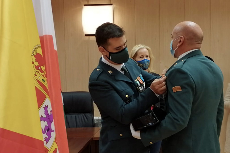 Macotera ha realizado una doble condecoración al agente de la Guardia Civil del municipio Santiago Horcajo Zaballos