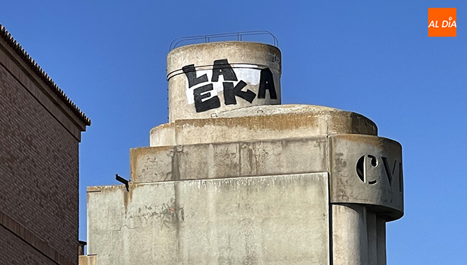 Imagen del último graffiti creado este pasado fin de semana en la cúpula del silo en la antigua fabrica de harinas de Peñaranda